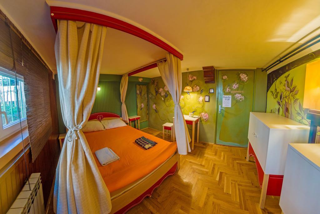 Hostel Mali Mrak Загреб Екстериор снимка