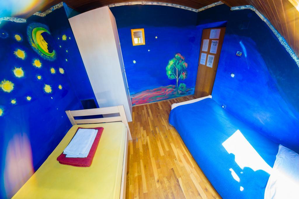 Hostel Mali Mrak Загреб Екстериор снимка