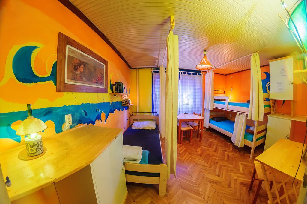 Hostel Mali Mrak Загреб Екстериор снимка