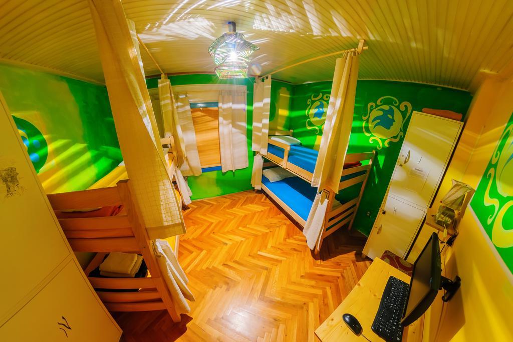 Hostel Mali Mrak Загреб Екстериор снимка